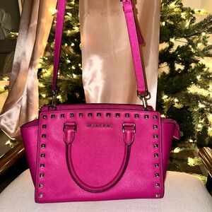 HOT PINK MICHAEL KORS PURSE